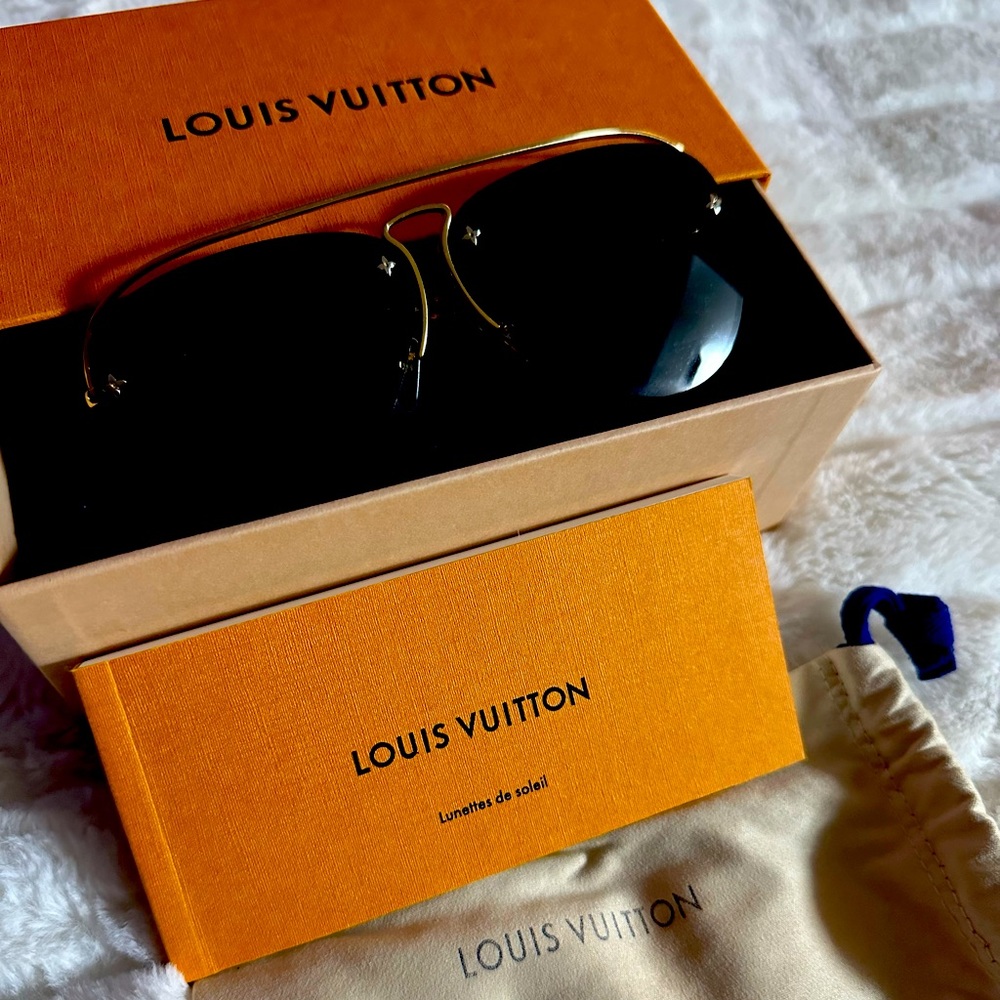 Just like NEW, hardly worn Louis Vuitton sunglasses - Picture 1 of 2